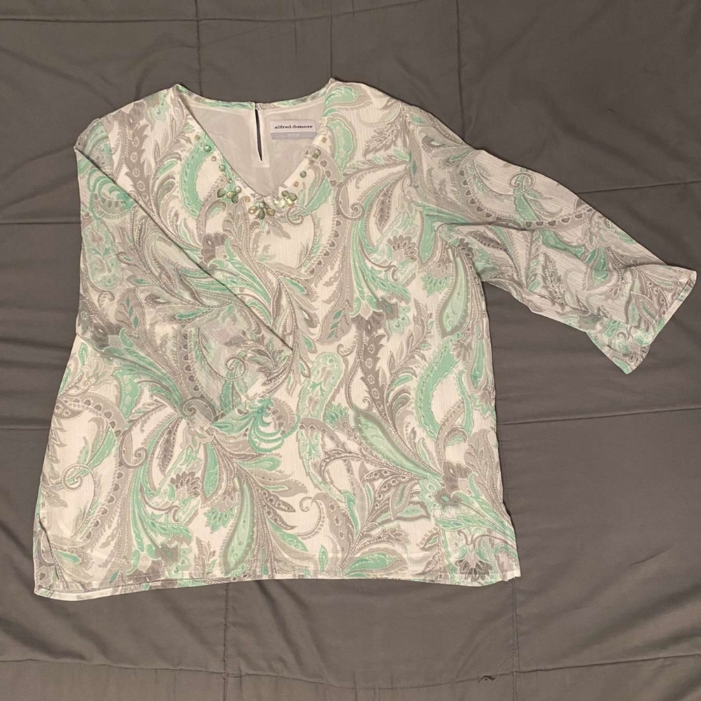 Alfred Dunner top: size 14 petite: arms mid length: color green, gray, white